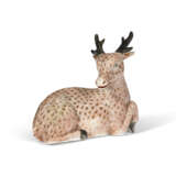 A CHINESE EXPORT PORCELAIN MODEL OF A RECUMBENT STAG - photo 5
