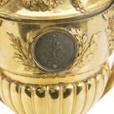 A GEORGE III ORMOLU, SILVER AND PASTE-SET VASE TIMEPIECE TABLE CLOCK - Foto 4
