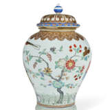 A CHINESE EXPORT PORCELAIN FAMILLE ROSE `PRONK HANDWASHING` CISTERN AND COVER - фото 2