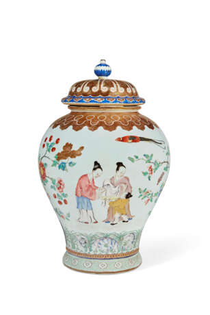 A CHINESE EXPORT PORCELAIN FAMILLE ROSE `PRONK HANDWASHING` CISTERN AND COVER - фото 3