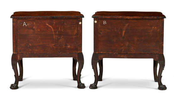 A PAIR OF GEORGE II MAHOGANY SERPENTINE COMMODES - фото 3