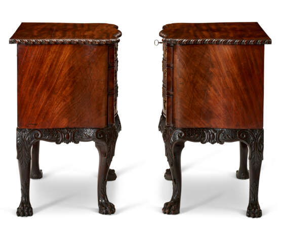 A PAIR OF GEORGE II MAHOGANY SERPENTINE COMMODES - фото 4