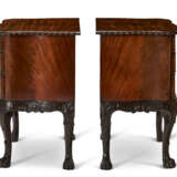 A PAIR OF GEORGE II MAHOGANY SERPENTINE COMMODES - photo 5