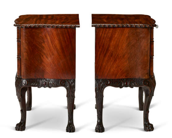 A PAIR OF GEORGE II MAHOGANY SERPENTINE COMMODES - фото 5