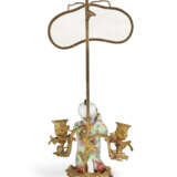 A LOUIS XV ORMOLU AND CHINESE PORCELAIN TWO-LIGHT CANDELABRUM - Foto 3