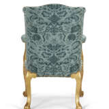 A PAIR OF GEORGE III GILTWOOD ARMCHAIRS - Foto 5