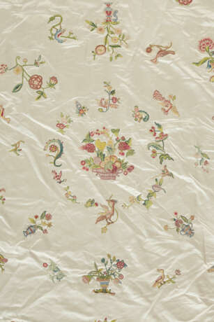 A SILK SATIN AND CHAINSTITCH EMBROIDERED APPLIQUE TABLE COVER - Foto 1