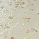 A SILK SATIN AND CHAINSTITCH EMBROIDERED APPLIQUE TABLE COVER - Foto 5