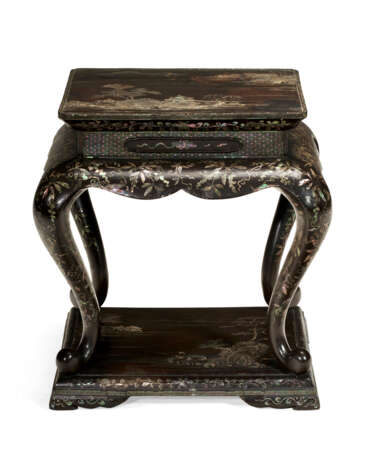A CHINESE LAC-BURGAUTE SMALL TABLE - Foto 1