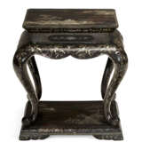 A CHINESE LAC-BURGAUTE SMALL TABLE - Foto 1