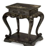 A CHINESE LAC-BURGAUTE SMALL TABLE - Foto 4