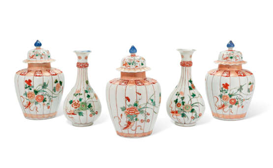 A CHINESE EXPORT PORCELAIN FAMILLE VERTE FIVE-PIECE GARNITURE - photo 1