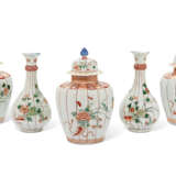 A CHINESE EXPORT PORCELAIN FAMILLE VERTE FIVE-PIECE GARNITURE - фото 1