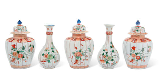 A CHINESE EXPORT PORCELAIN FAMILLE VERTE FIVE-PIECE GARNITURE - фото 2