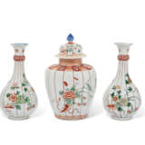 A CHINESE EXPORT PORCELAIN FAMILLE VERTE FIVE-PIECE GARNITURE - photo 2