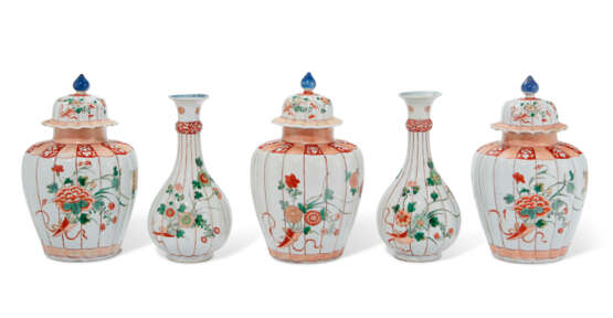 A CHINESE EXPORT PORCELAIN FAMILLE VERTE FIVE-PIECE GARNITURE - фото 3