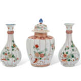 A CHINESE EXPORT PORCELAIN FAMILLE VERTE FIVE-PIECE GARNITURE - фото 3