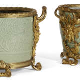 A PAIR OF FRENCH ORMOLU-MOUNTED CHINESE CELADON PORCELAIN CACHE POTS - фото 1