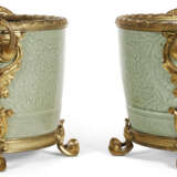 A PAIR OF FRENCH ORMOLU-MOUNTED CHINESE CELADON PORCELAIN CACHE POTS - Foto 2
