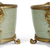 A PAIR OF FRENCH ORMOLU-MOUNTED CHINESE CELADON PORCELAIN CACHE POTS - Foto 4