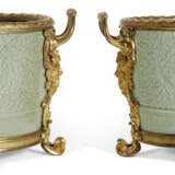 A PAIR OF FRENCH ORMOLU-MOUNTED CHINESE CELADON PORCELAIN CACHE POTS - Foto 5
