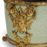 A PAIR OF FRENCH ORMOLU-MOUNTED CHINESE CELADON PORCELAIN CACHE POTS - Foto 6