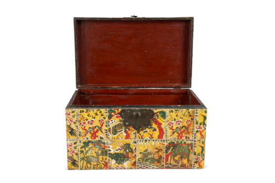 A KOREAN REVERSE-PAINTED OXHORN-APPLIED ACCESSORY BOX (HWAGAK HAEM) - фото 3