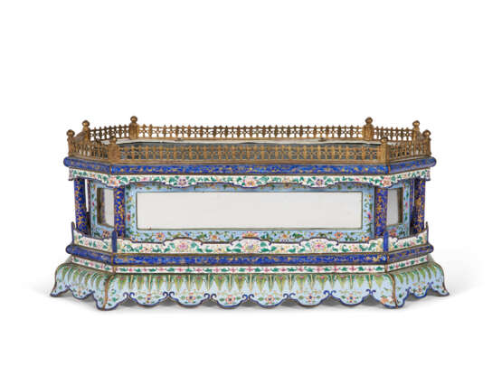 A CHINESE PAINTED ENAMEL JARDINI&#200;RE - photo 1