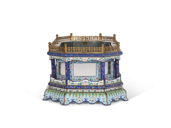 A CHINESE PAINTED ENAMEL JARDINI&#200;RE - photo 2