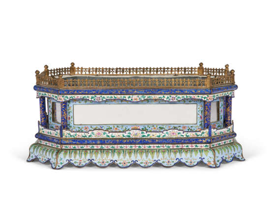 A CHINESE PAINTED ENAMEL JARDINI&#200;RE - photo 3