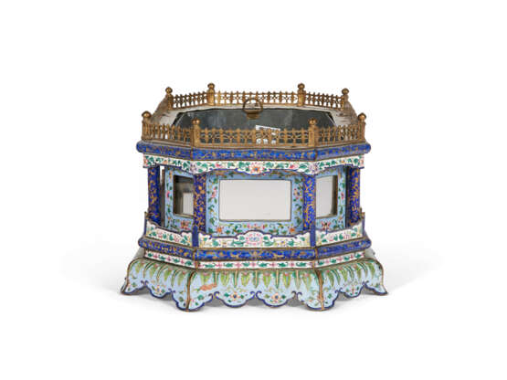 A CHINESE PAINTED ENAMEL JARDINI&#200;RE - photo 4