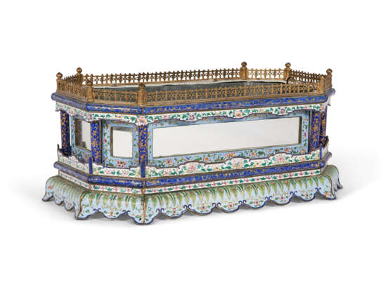 A CHINESE PAINTED ENAMEL JARDINI&#200;RE - photo 5