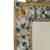 A NORTH ITALIAN GILT-METAL, ROCK CRYSTAL, COLORED AND CLEAR GLASS-MOUNTED MIRROR - Foto 2