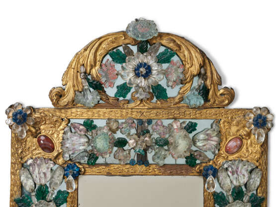 A NORTH ITALIAN GILT-METAL, ROCK CRYSTAL, COLORED AND CLEAR GLASS-MOUNTED MIRROR - Foto 4