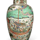 A LARGE AND RARE CHINESE FAMILLE VERTE `DRAGON-BOAT` JAR AND COVER - Foto 1