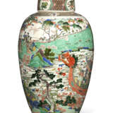 A LARGE AND RARE CHINESE FAMILLE VERTE `DRAGON-BOAT` JAR AND COVER - фото 2