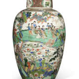 A LARGE AND RARE CHINESE FAMILLE VERTE `DRAGON-BOAT` JAR AND COVER - photo 3