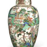 A LARGE AND RARE CHINESE FAMILLE VERTE `DRAGON-BOAT` JAR AND COVER - фото 4