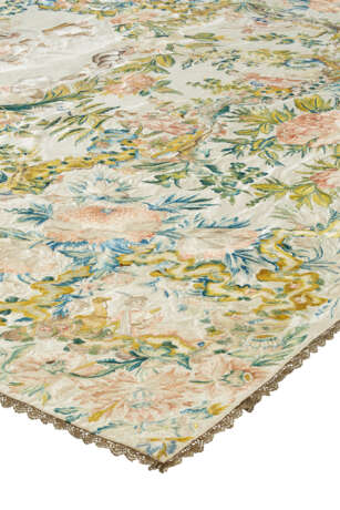 A CONTINENTAL EMBROIDERED COVERLET - Foto 5