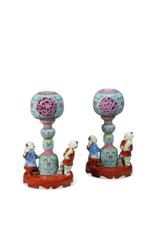 A PAIR OF CHINESE TURQUOISE-GROUND FAMILLE ROSE HAT STANDS - Foto 1