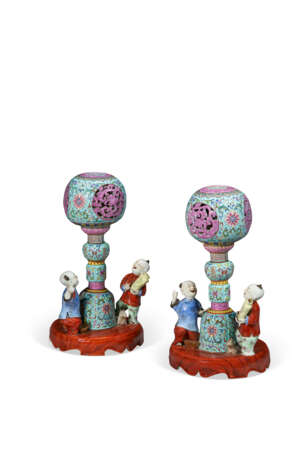 A PAIR OF CHINESE TURQUOISE-GROUND FAMILLE ROSE HAT STANDS - фото 3