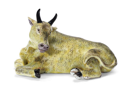 A CHINESE EXPORT PORCELAIN MODEL OF A RECUMBENT OX - фото 1