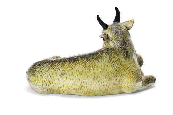 A CHINESE EXPORT PORCELAIN MODEL OF A RECUMBENT OX - Foto 2