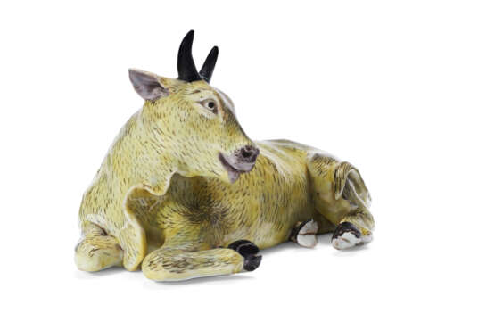 A CHINESE EXPORT PORCELAIN MODEL OF A RECUMBENT OX - фото 4