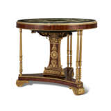 A REGENCY ORMOLU-MOUNTED MAHOGANY CENTER TABLE WITH A WHITE MARBLE AND SCAGLIOLA-INLAID MARBLE TOP - Foto 2