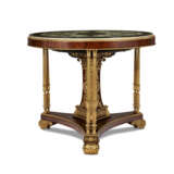 A REGENCY ORMOLU-MOUNTED MAHOGANY CENTER TABLE WITH A WHITE MARBLE AND SCAGLIOLA-INLAID MARBLE TOP - Foto 4