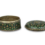 A ROUND ENAMELED SILVER BOX WITH COVER (PANDAN) - Foto 3