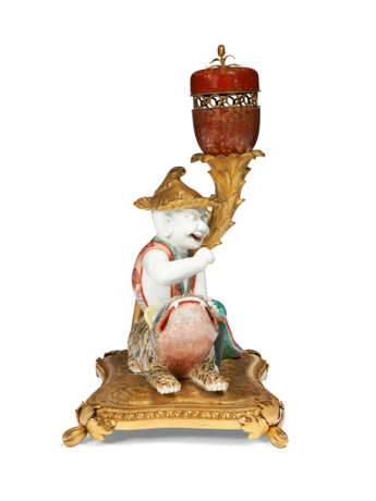 A FRENCH ORMOLU-MOUNTED CHINESE PORCELAIN AND LACQUER POTPOURRI - Foto 2
