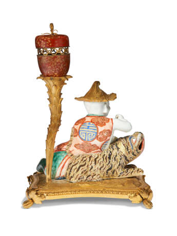A FRENCH ORMOLU-MOUNTED CHINESE PORCELAIN AND LACQUER POTPOURRI - Foto 3