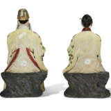 A PAIR OF CHINESE EXPORT POLYCHROME-DECORATED NODDING HEAD FIGURES - Foto 4